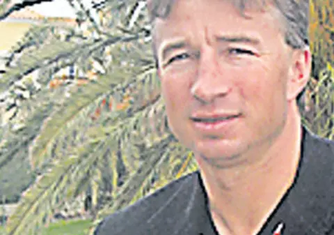 Dan Petrescu şi fosta lui soţie, Dana, au stabilit la notar pensia alimentară a fetelor pe care le au împreună