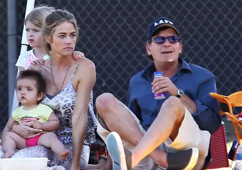 Denise Richards și Charlie Sheen formează din nou un cuplu