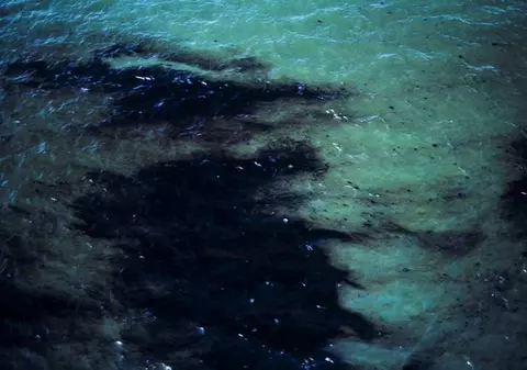 Pata de petrol a fost izolată, iar firma poluatoare a luat amendă de 100.000 de lei!