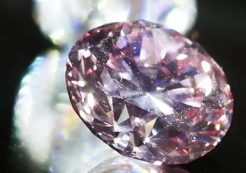 Martian Pink, cel mai mare diamant roz scos vreodată la licitație, a fost vândut pentru o sumă record