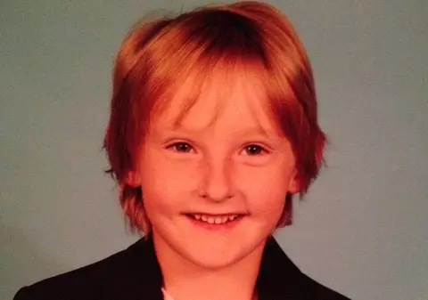 Băiatul Nadiei Comăneci se îmbracă office