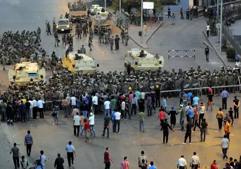 Imagini de groază: Un bărbat a vrut să-și decapiteze soția. Oamenii din jur au intervenit