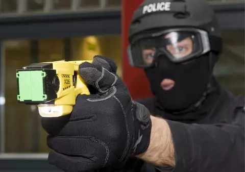 Au folosit ELECTROŞOCURI pe o femeie însărcinată, pentru că nu-şi plătea o AMENDĂ