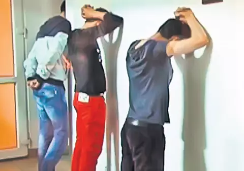 Elevi scandalagii, aliniaţi la secţia de poliţie