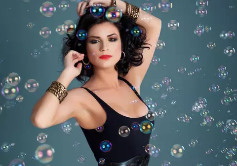 Ellie White îşi îngrijeşte părul şi tenul cu produse naturiste