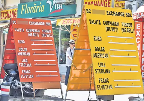 După ce leul a avut ieri o cădere record în faţa monedei euro, la casele de schimb afişajul a fost şters