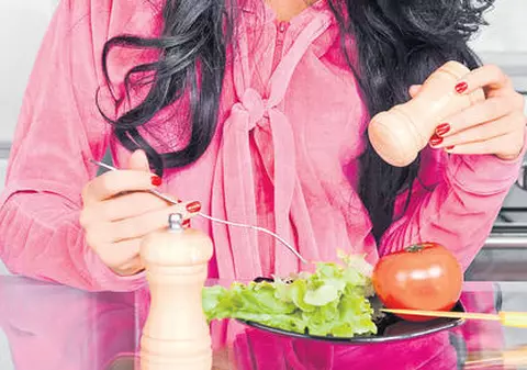 Mai pui sare în mâncare? Aproape jumătate dintre români suferă de inimă