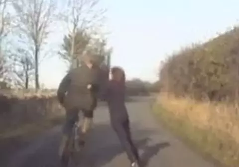 Femeia care i-a șocat pe polițiști! A atacat un  biciclist, dar varianta ei i-a lăsat pe toți mască | VIDEO