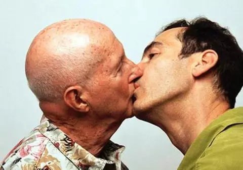 Azil pentru homosexualii daţi afară din case. Vezi unde se construieşte