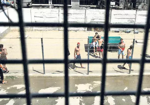 Cinci deţinuţi din Penitenciarul Mărgineni s-au bătut ca-n filme! Puşcăriaşii au ajuns cu răni la spital