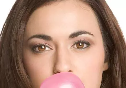 Tu ştii ce păţeşti dacă înghiţi guma de mestecat?