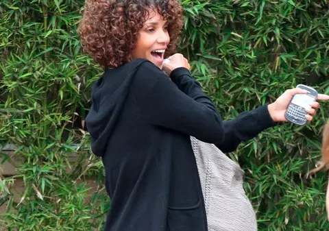 UAU! Când i-a crescut burta atât de mult? Halle Berry și poza care îi dă de gol graviditatea! FOTO