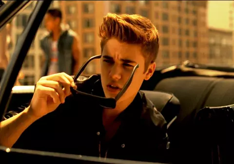 Acum se poate ocupa de ceea ce ştie cel mai bine! Justin Bieber e absolvent de liceu