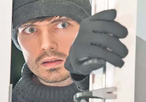 Să fie primit... hoțul în casă! Tâlharii au născocit metoda ”pomana” ca să-i păcălească pe bătrâni