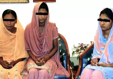 Motivul INCREDIBIL pentru care un bărbat şi-a luat trei neveste!