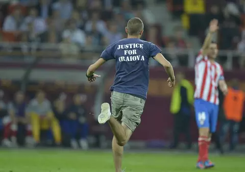 DOI FANI AI CRAIOVEI AU INTRAT PE TEREN ÎN TIMPUL FINALEI EUROPA LEAGUE!