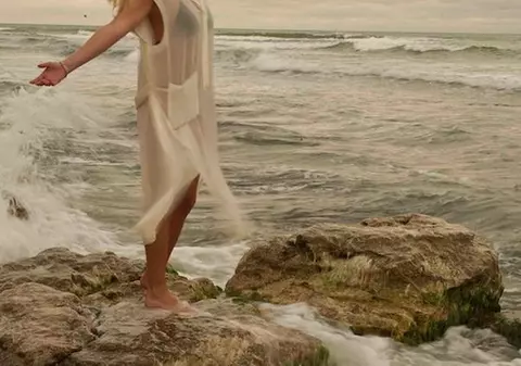 Laura Cosoi, într-o rochie TRANSPARENTĂ pe malul mării. Ce norocos eşti, Smiley!