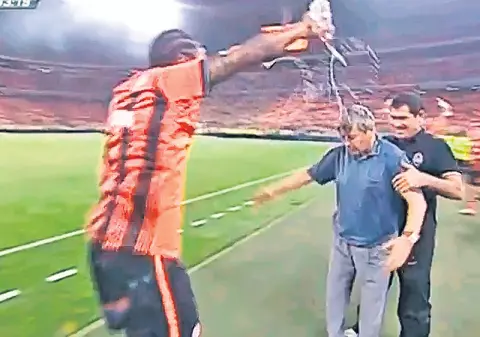 Fericiţi că au ieşit campioni cu Şahtior (Ucraina), elevii lui Mircea Lucescu i-au turnat apă în cap tehnicianului | VIDEO