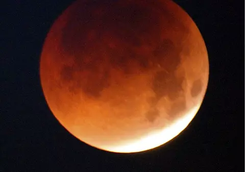 LUNA se va afla la CEA MAI MICĂ DISTANŢĂ faţă de PĂMÂNT în acest week-end