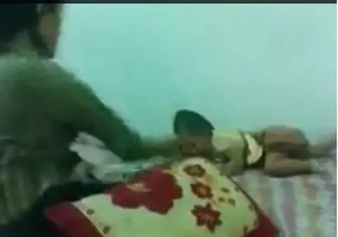 Ea e MAMA-MONSTRU! Scene de o CRUZIME fără margini cu o femeie care își bate cu SADISM fetița de doar zece luni | VIDEO