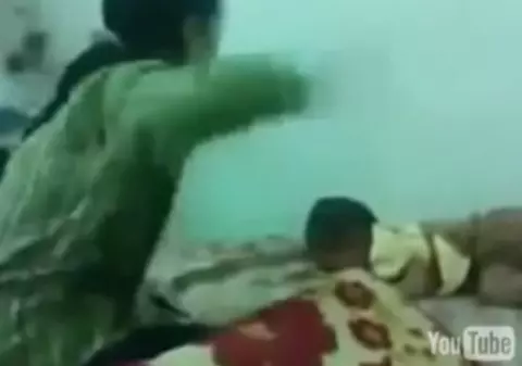 ŞOCANT! Bebeluş de doar 10 luni, bătut cu cruzime de mamă! | VIDEO 