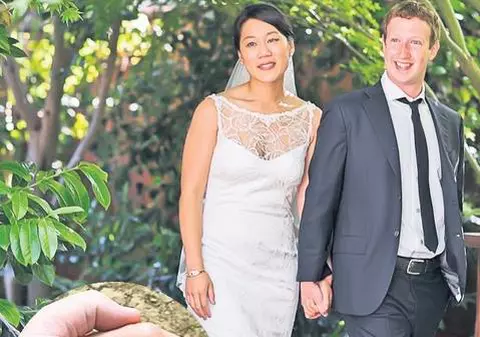 Este miliardar, are tot internetul la picioare, însă s-a zgârcit la inelul iubitei! Vezi cât a dat Mark Zuckerberg pe bijuteria de logodnă!