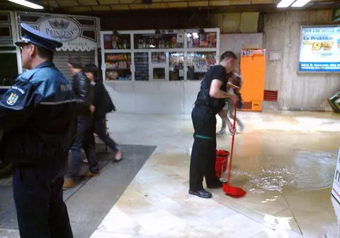 INUDAŢII LA METROU! Cum a blocat ploaia tronsonul Pipera - Piaţa Unirii