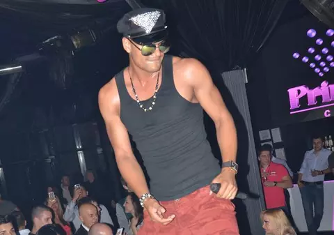 Femeile s-au bătut pe...prosopul lui Mohombi!