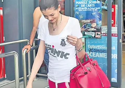 Pe aeroport, familia Monicăi Gabor a fost de «cascadorii râsului»