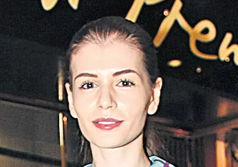 Monica Gabor se teme de gelozia lui Mr Pink: umblă îmbrăcată până la gât