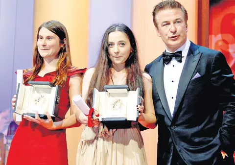 Două fete simple, staruri peste noapte! Află mai multe despre Cosmina Stratan şi Cristina Flutur