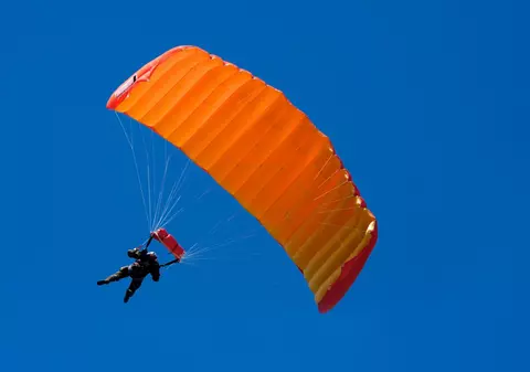 Află cât costă un salt cu paraşuta la ediţia a II-a a zilelor Bucharest Skydiving Boogie