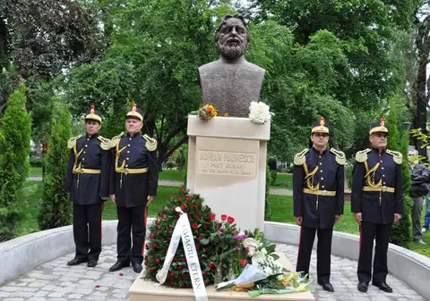 Adrian Păunescu are bust în Grădina Icoanei