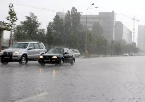 Ploi torenţiale şi descărcări electrice. Vezi cum va fi vremea în următoarele zile