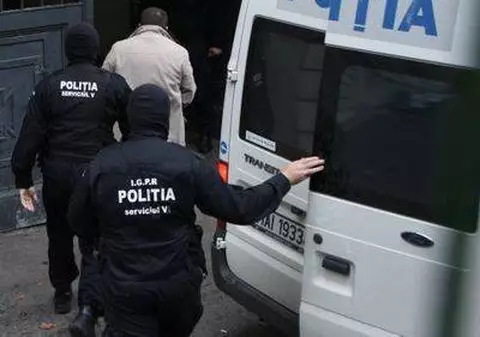 Doi bărbaţi au fost prinşi de poliţişti cu un kilogram de marijuana asupra lor  