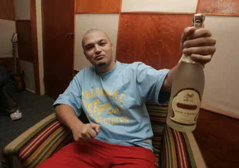 Puya urcă fetele "SUS PE BAR"!