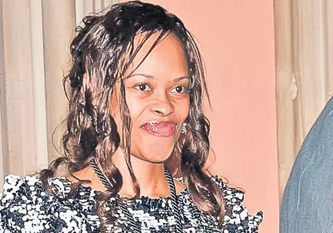 S-a făcut de ruşine la dineul organizat de Regina Marii Britanii! Vezi cine a purtat pantofi cu puf roz!