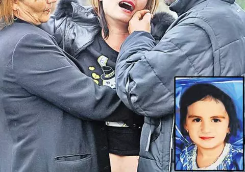 Tulburător! Fetiţa ucisă după ce a fost plimbată între spitale a fost înmormântată lângă verişorul ei de 10 ani