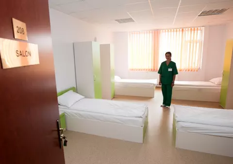 Ia uite în ce spital luxos sunt trataţi săracii din Capitală!