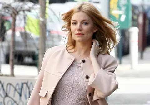 Sienna Miller s-a spălat un an de zile pe păr cu ketchup. Află ce a determinat-o să facă asta!