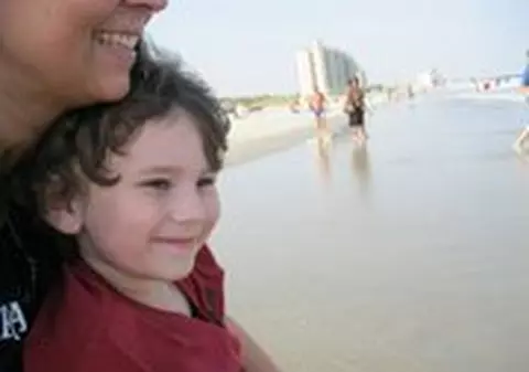 SFÂŞIETOR! Aceasta este prima şi ultima dată când acest băieţel a văzut oceanul