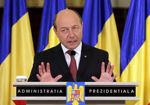 Băsescu sesizează Curtea Constituţională privind Legea educaţiei