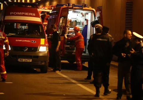 RATB: Coliziunea nu a putut fi evitată. Tramvaiele se succedau la distanţă mică