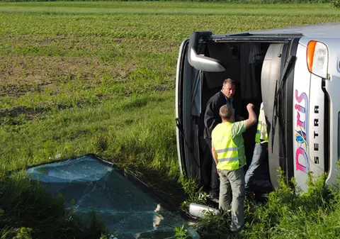 Un autocar a fost implicat într-un accident în Vrancea. Bilanţul: un mort şi 12 răniţi