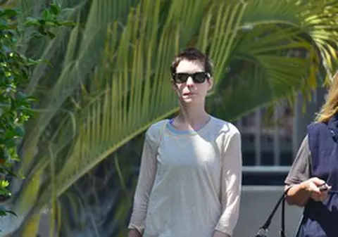 Metode de slăbit inumane! Pentru un rol, Anne Hathaway s-a înfometat teribil: 2 mere şi un shake pe zi!