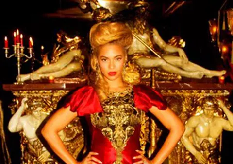 Beyonce se visează regină! Uite-o îmbrăcată a la Maria Antoaneta!