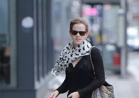Excentricităţi de vedetă! Emma Watson, fotografiată cu un bichon roz