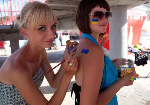 Frumoasele fane ucrainience au încins atmosfera înainte meciului cu Suedia / FOTO