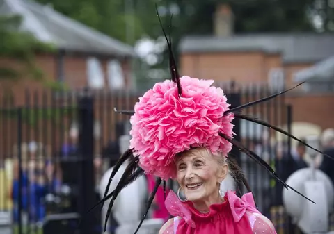 Pălării extravagante şi ţinute de mare gală la Cursa Regală de la Ascot! FOTO