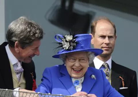 Englezoaicele nu se dezmint! Iată ce pălării extravagante au purtat la cursa de cai organizată în cinstea Reginei! FOTO